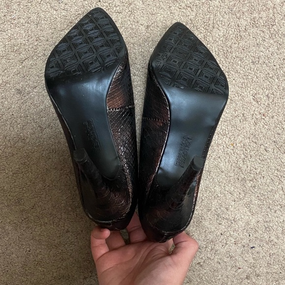 Kenneth Cole Pointy Heels - Picture 2 of 7